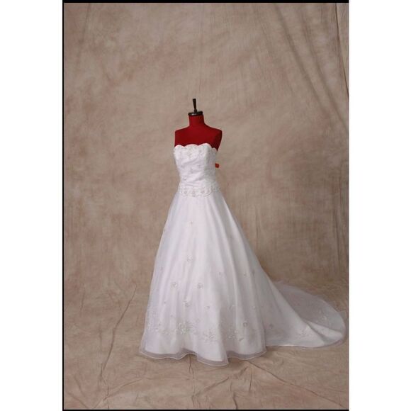 Nobrand Dresses & Skirts - Wedding gown NWT custom made strapless w/embroidery and subtle beading